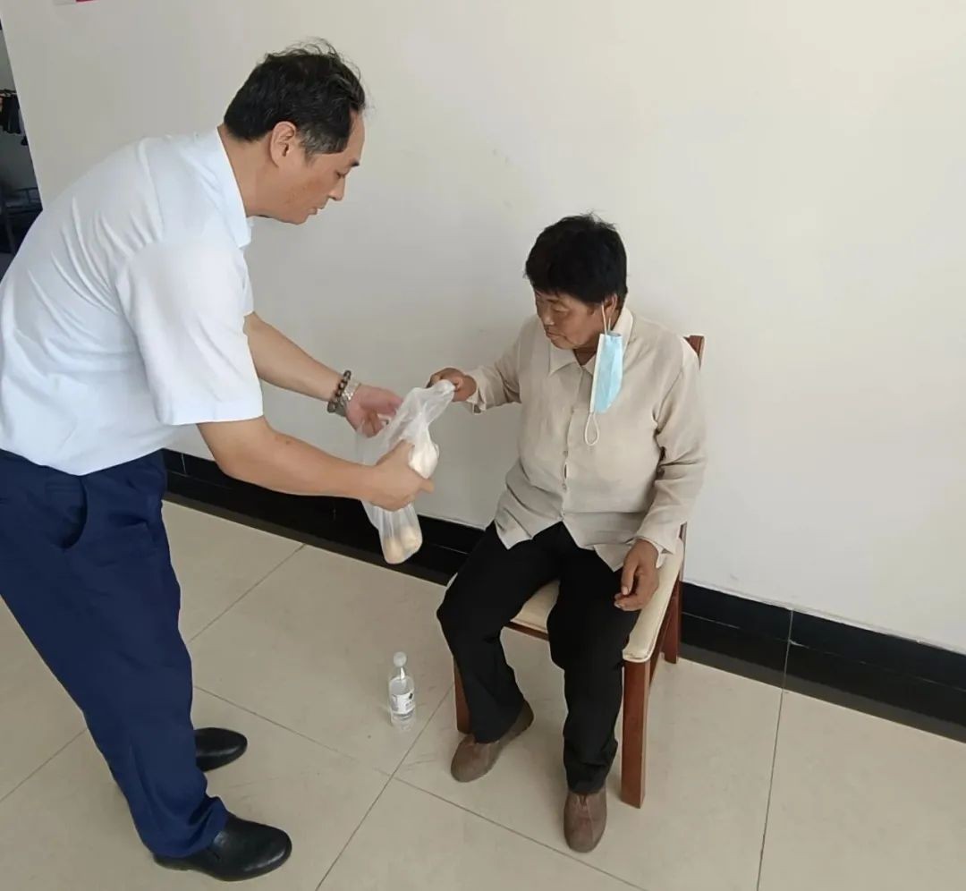 當(dāng)失憶老人誤上高速……